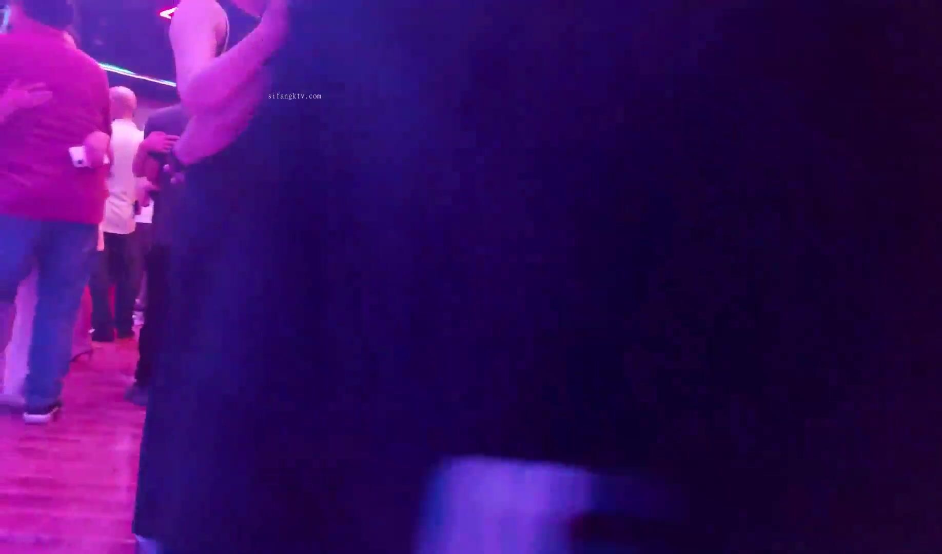 燈光昏暗的舞廳跳舞有激情，一天煩惱憂愁都離開，光棍小叔看看也過癮