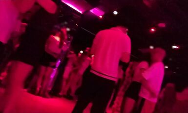 砂舞世界，長腿黑短褲翹臀少婦，小哥靠牆雙手操作，要起飛的感覺_Dance_hall_sexy_lady