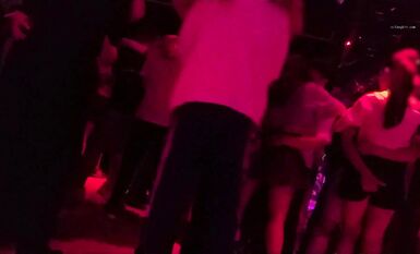 砂舞世界，長腿黑短褲翹臀少婦，小哥靠牆雙手操作，要起飛的感覺_Dance_hall_sexy_lady