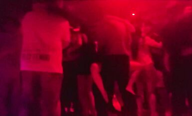 砂舞廳的極致浪漫，女人掛在大爺身上，生命在於摩擦