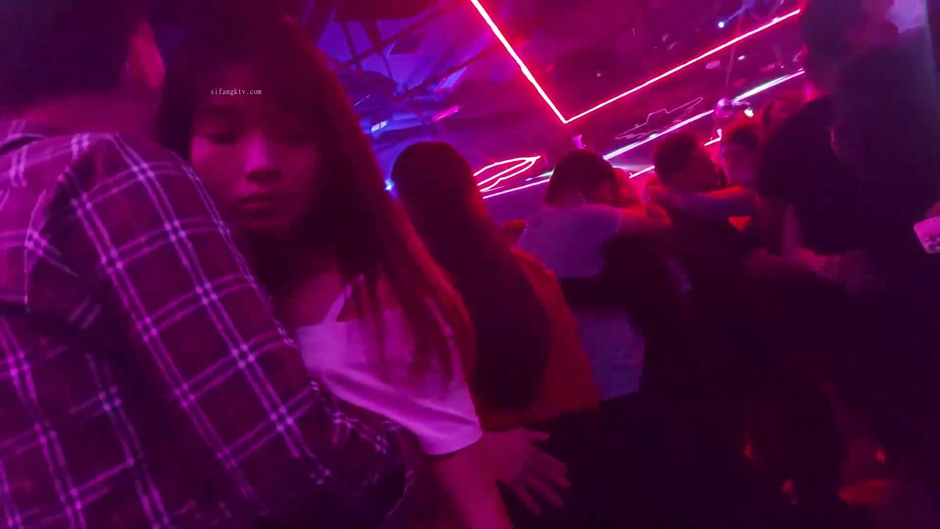 舞廳的濃情蜜意好浪漫，嫵媚的美女都是惹人愛，這簡直就是休閑娛樂好地方