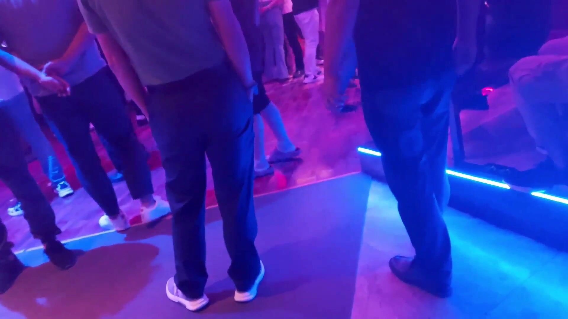 重慶大眾舞廳底層勞動者的興趣，吸引力從不減退，人氣一直都火爆，男男女女都喜歡去舞一曲