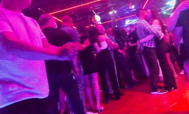 重慶舞廳門票15元，愛情就從舞廳開始，舞廳燈光昏暗，休閑娛樂好地方