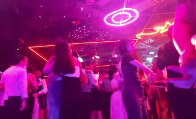 重慶舞廳門票15元，愛情就從舞廳開始，舞廳燈光昏暗，休閑娛樂好地方