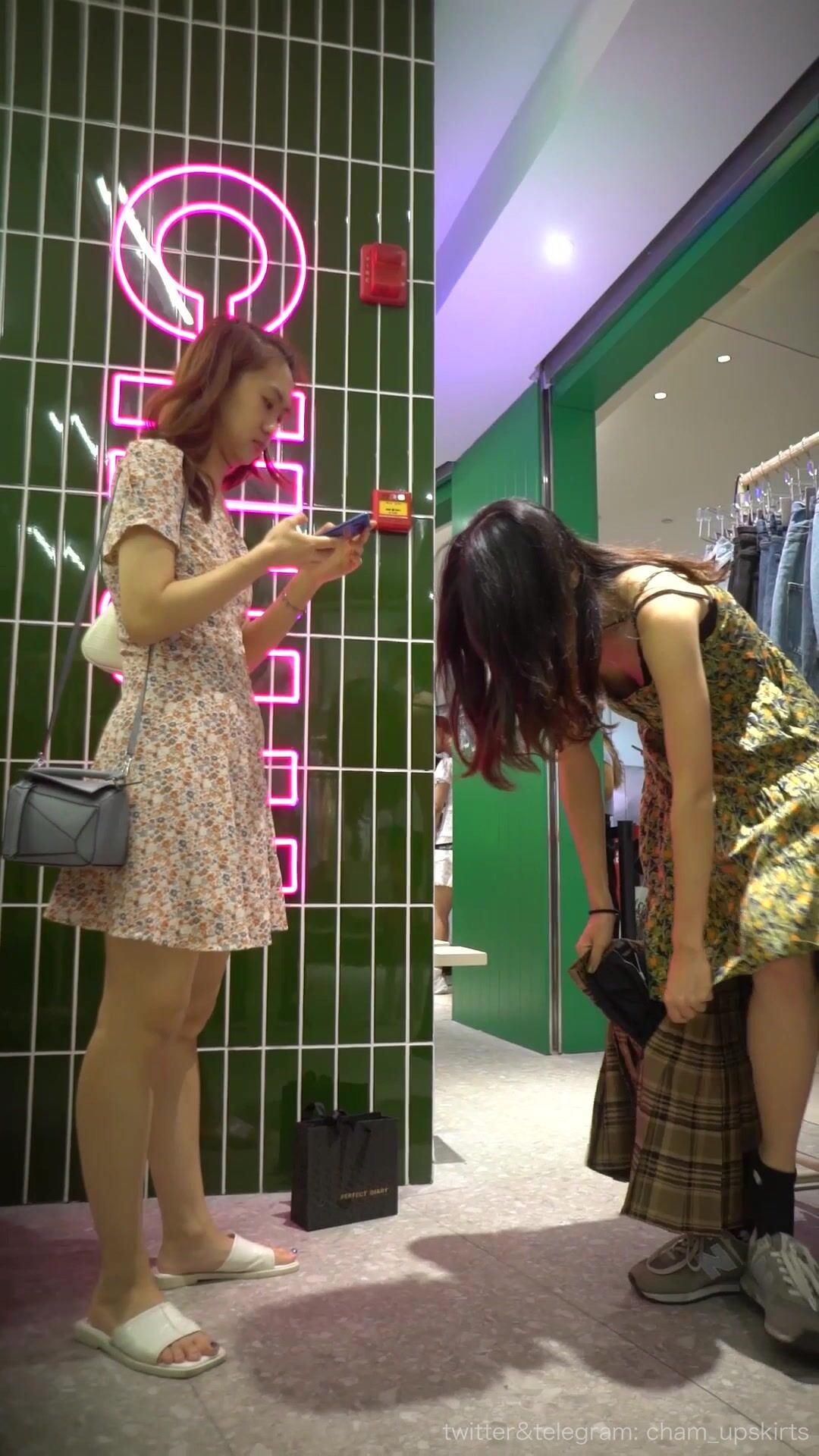 YC192服裝店小姐姐當眾換裙子走光！一箭雙雕！