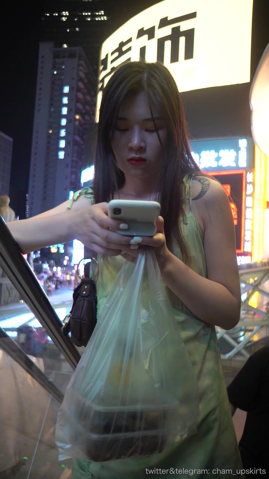 YC194可愛拖鞋吊帶裙小姐姐！裙底竟是黑色騷丁！