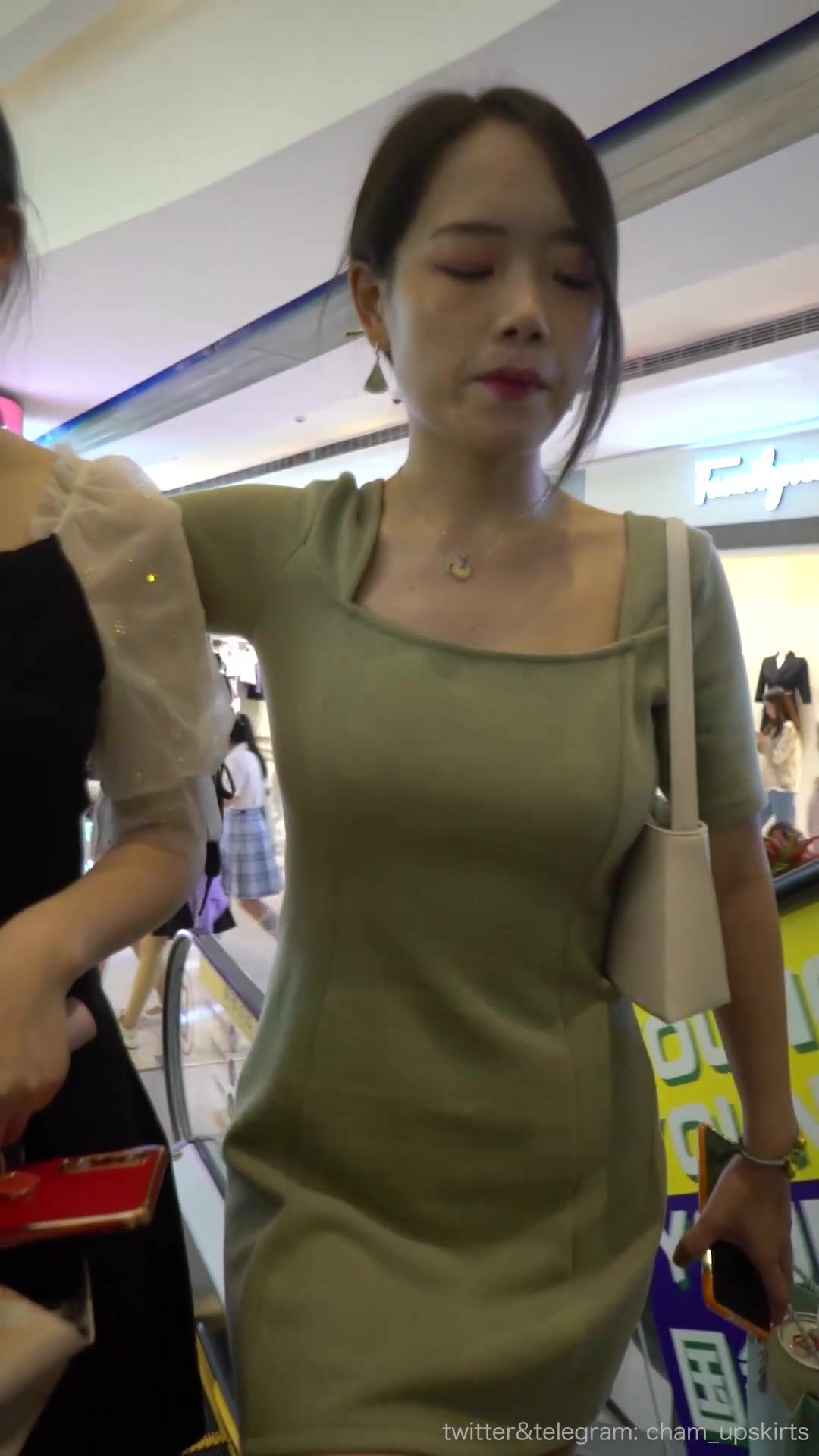 YC197開衩短裙美女扎頭發！屁股都露出來了！