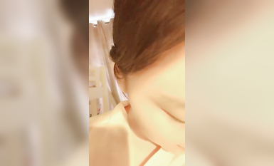 國航空空，高顏值女神的誘惑，這奶子和一線舔無毛逼逼真是絕美，特寫展示自己揉捏騷奶子，小辣椒都插進去了