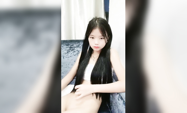 清純系天花板！極品超嫩小蘿莉！沒怎麼開發過嫩穴，干凈無毛超粉，騎乘位抽插流出白漿