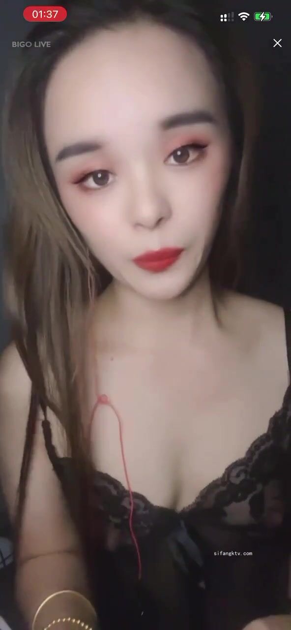 最新《瘋狂抖音》外篇之《抖音擦邊8》各種閃現走光刷邊 走私會議房給男友口愛 這期超精彩5.刺激 (12)