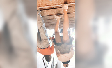 校園學生妹CD 偷拍大神學校專挑短裙學生妹 疑似內褲上有根逼毛 大膽刺激 高清 (1)