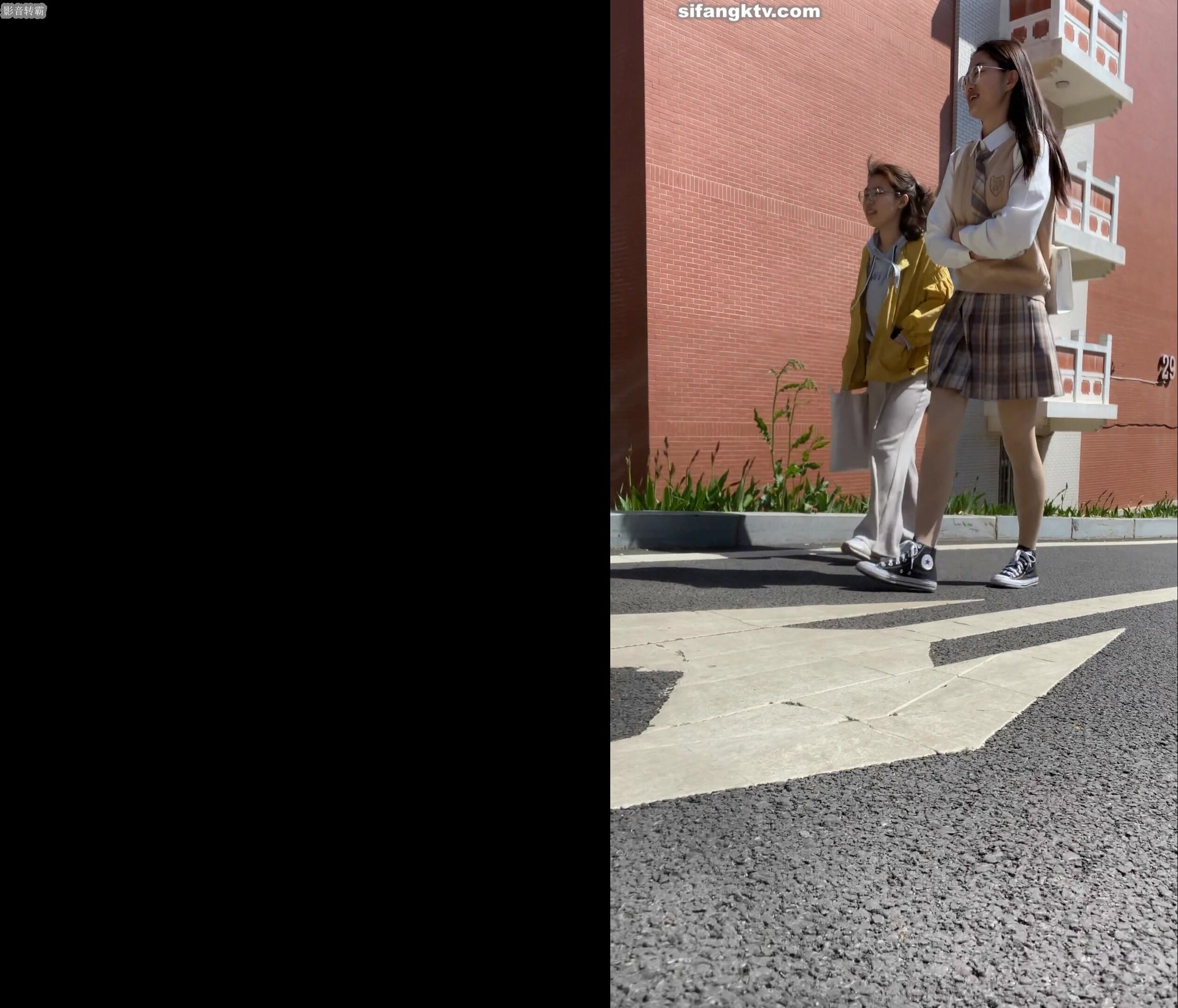 校園學生妹CD 偷拍大神學校專挑短裙學生妹 疑似內褲上有根逼毛 大膽刺激 高清 (11)