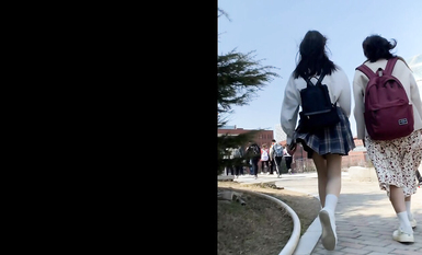 校園學生妹CD 偷拍大神學校專挑短裙學生妹 疑似內褲上有根逼毛 大膽刺激 高清 (2)