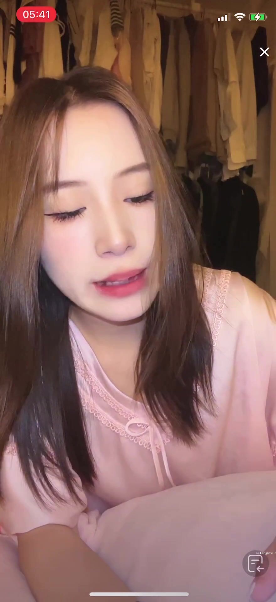 最新《瘋狂抖音》外篇之《抖音擦邊8》各種閃現走光刷邊 走私會議房給男友口愛 這期超精彩2.美女擦邊 (9)