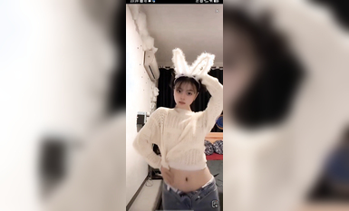 最新《瘋狂抖音》外篇之《抖音擦邊8》各種閃現走光刷邊 走私會議房給男友口愛 這期超精彩4.真空凸點 (5)