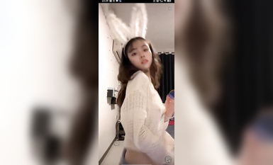 最新《瘋狂抖音》外篇之《抖音擦邊8》各種閃現走光刷邊 走私會議房給男友口愛 這期超精彩4.真空凸點 (5)