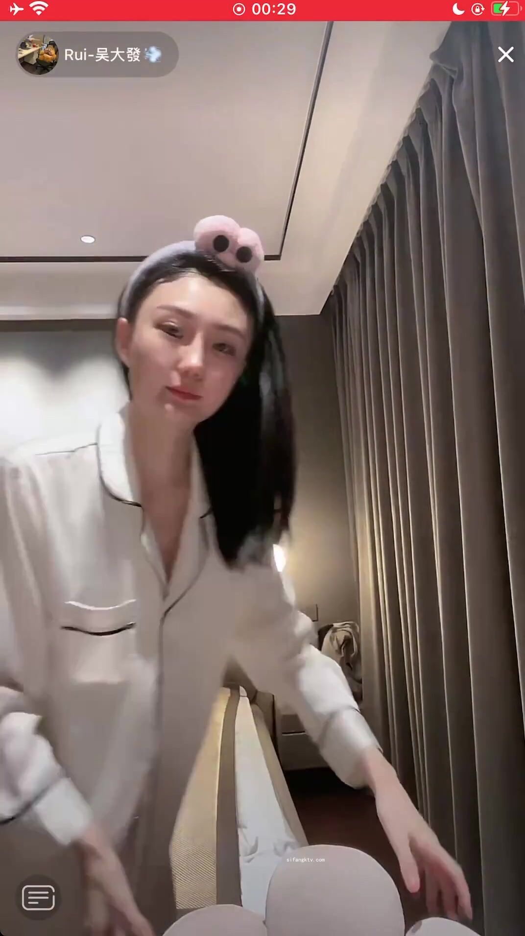 最新《瘋狂抖音》外篇之《抖音擦邊8》各種閃現走光刷邊 走私會議房給男友口愛 這期超精彩2.美女擦邊 (4)