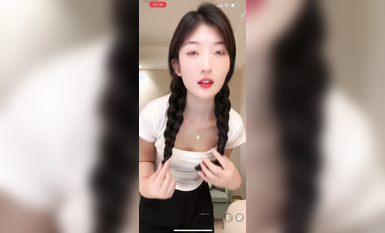 最新《瘋狂抖音》外篇之《抖音擦邊8》各種閃現走光刷邊 走私會議房給男友口愛 這期超精彩1-美女露點 (7)