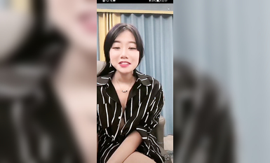 最新《瘋狂抖音》外篇之《抖音擦邊8》各種閃現走光刷邊 走私會議房給男友口愛 這期超精彩2.美女擦邊 (8)