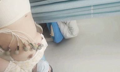 國內某體檢中心心電圖檢查偷拍 各種美乳大學生少婦美乳映入眼簾，處女的奶子圓潤堅挺好好看 (26)