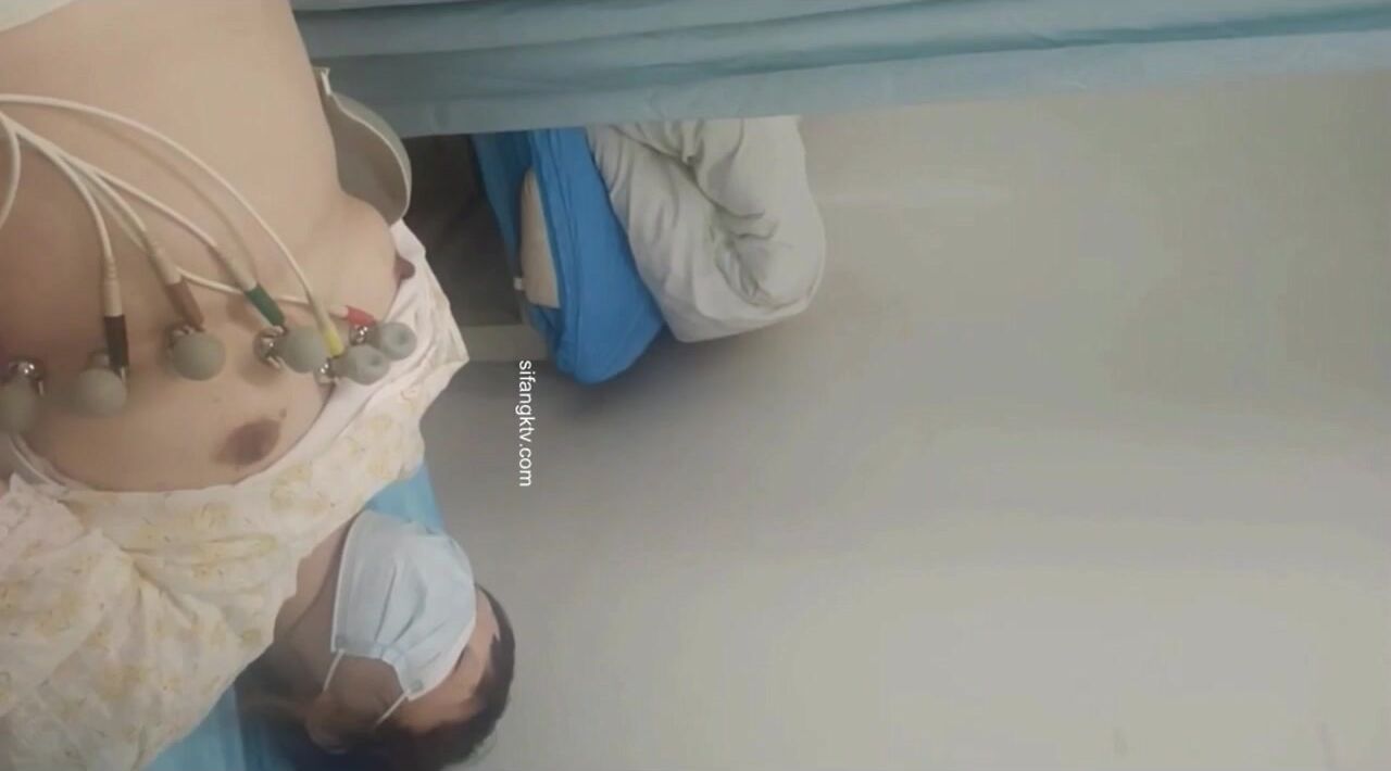 國內某體檢中心心電圖檢查偷拍 各種美乳大學生少婦美乳映入眼簾，處女的奶子圓潤堅挺好好看 (26)