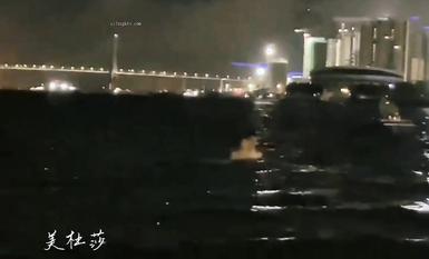 高顏長腿騷貨『美杜莎』最新淫亂群交私拍 網咖包廂群P淫亂 職業裝被上司強上 高清 (5)