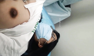 國內某體檢中心心電圖檢查偷拍 各種美乳大學生少婦美乳映入眼簾，處女的奶子圓潤堅挺好好看 (36)