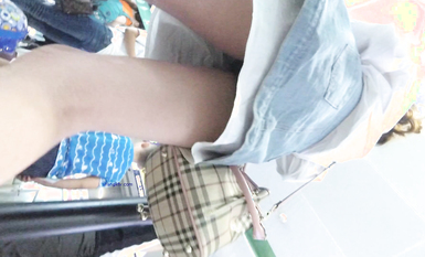 超高質量機場地鐵抄底 高挑美女陰毛旺盛露出兩根 三角內內夾在逼縫隙里 高清1080P版 (12)