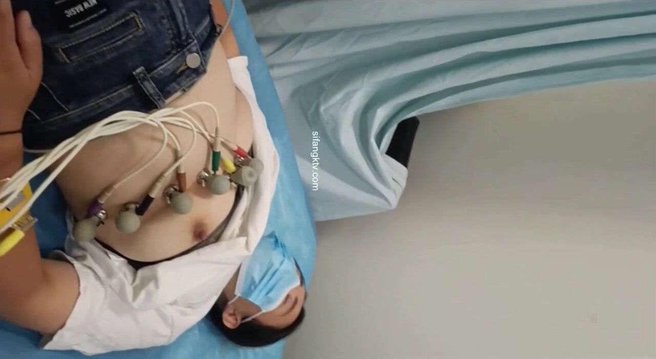 國內某體檢中心心電圖檢查偷拍 各種美乳大學生少婦美乳映入眼簾，處女的奶子圓潤堅挺好好看 (3)