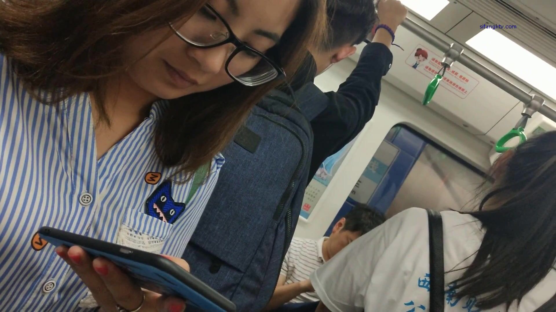 成都地鐵醫院抄底 驚現無內長腿美女 各式內內讓人噴血 幻想扒下推到啪啪 高清1080P版 (1)