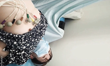 國內某體檢中心心電圖檢查偷拍 各種美乳大學生少婦美乳映入眼簾，處女的奶子圓潤堅挺好好看 (51)