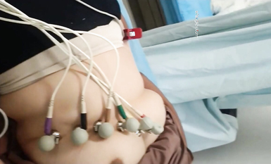 國內某體檢中心心電圖檢查偷拍 各種美乳大學生少婦美乳映入眼簾，處女的奶子圓潤堅挺好好看 (34)
