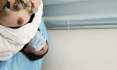 國內某體檢中心心電圖檢查偷拍 各種美乳大學生少婦美乳映入眼簾，處女的奶子圓潤堅挺好好看 (37)