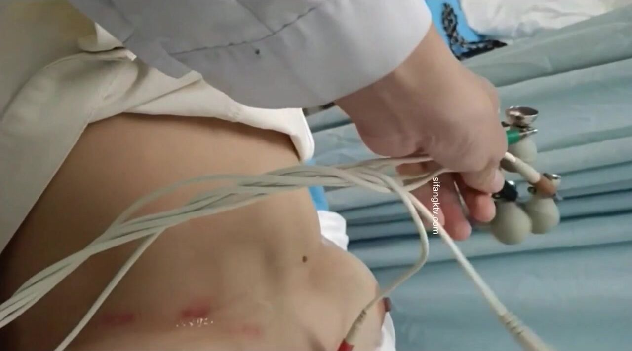 國內某體檢中心心電圖檢查偷拍 各種美乳大學生少婦美乳映入眼簾，處女的奶子圓潤堅挺好好看 (37)