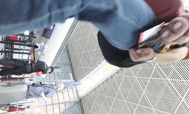 超高質量機場地鐵抄底 高挑美女陰毛旺盛露出兩根 三角內內夾在逼縫隙里 高清1080P版 (1)