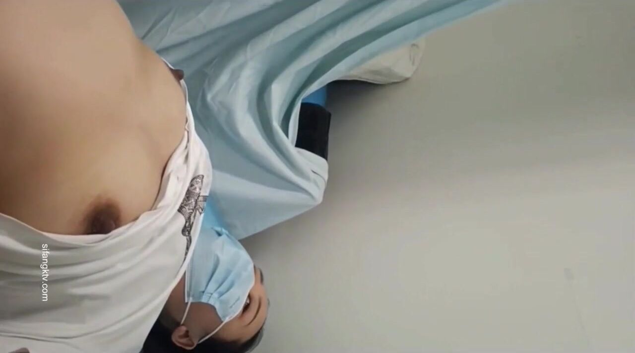 國內某體檢中心心電圖檢查偷拍各種美乳大學生少婦美乳映入眼簾，處女的奶子圓潤堅挺好好看(12)