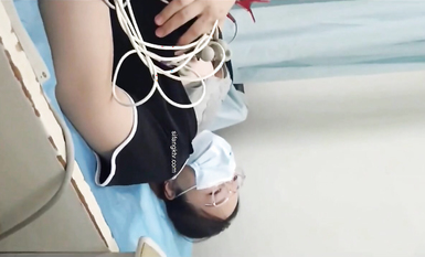 國內某體檢中心心電圖檢查偷拍 各種美乳大學生少婦美乳映入眼簾，處女的奶子圓潤堅挺好好看 (47)