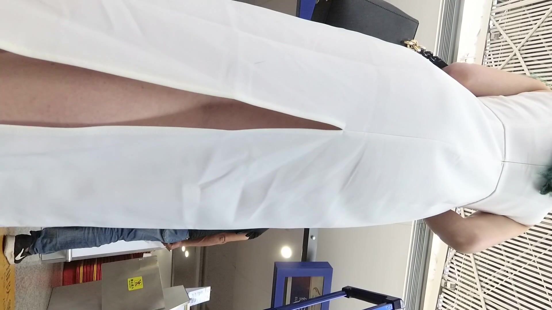 超高質量機場地鐵抄底 高挑美女陰毛旺盛露出兩根 三角內內夾在逼縫隙里 高清1080P版 (11)