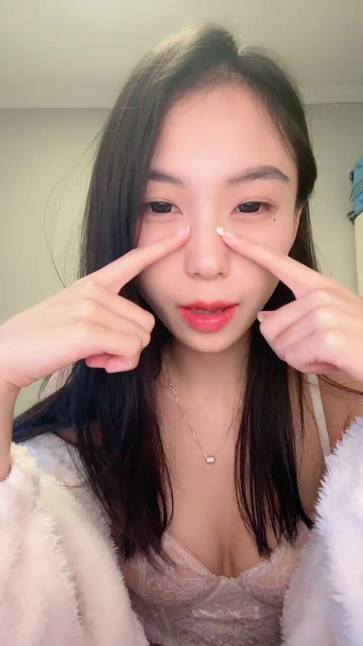 國產小美女全裸洗澡，回到卧室和男友啪啪做愛給男友打飛機女上位打樁