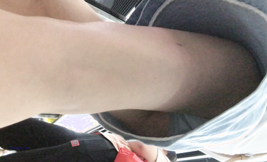 超高質量機場地鐵抄底 高挑美女陰毛旺盛露出兩根 三角內內夾在逼縫隙里 高清1080P版 (10)