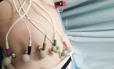 國內某體檢中心心電圖檢查偷拍 各種美乳大學生少婦美乳映入眼簾，處女的奶子圓潤堅挺好好看 (7)