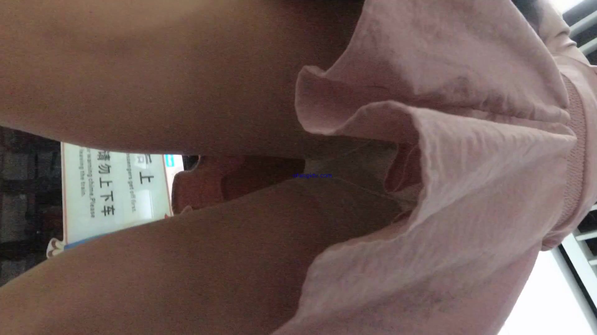 成都地鐵醫院抄底 驚現無內長腿美女 各式內內讓人噴血 幻想扒下推到啪啪 高清1080P版 (23)