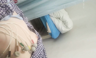 國內某體檢中心心電圖檢查偷拍 各種美乳大學生少婦美乳映入眼簾，處女的奶子圓潤堅挺好好看 (31)