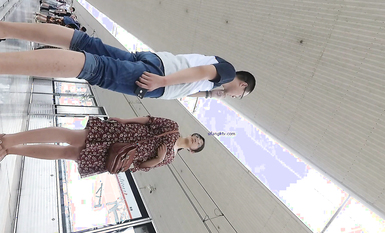 超高質量機場地鐵抄底 高挑美女陰毛旺盛露出兩根 三角內內夾在逼縫隙里 高清1080P版 (5)