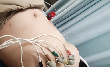 國內某體檢中心心電圖檢查偷拍 各種美乳大學生少婦美乳映入眼簾，處女的奶子圓潤堅挺好好看 (32)