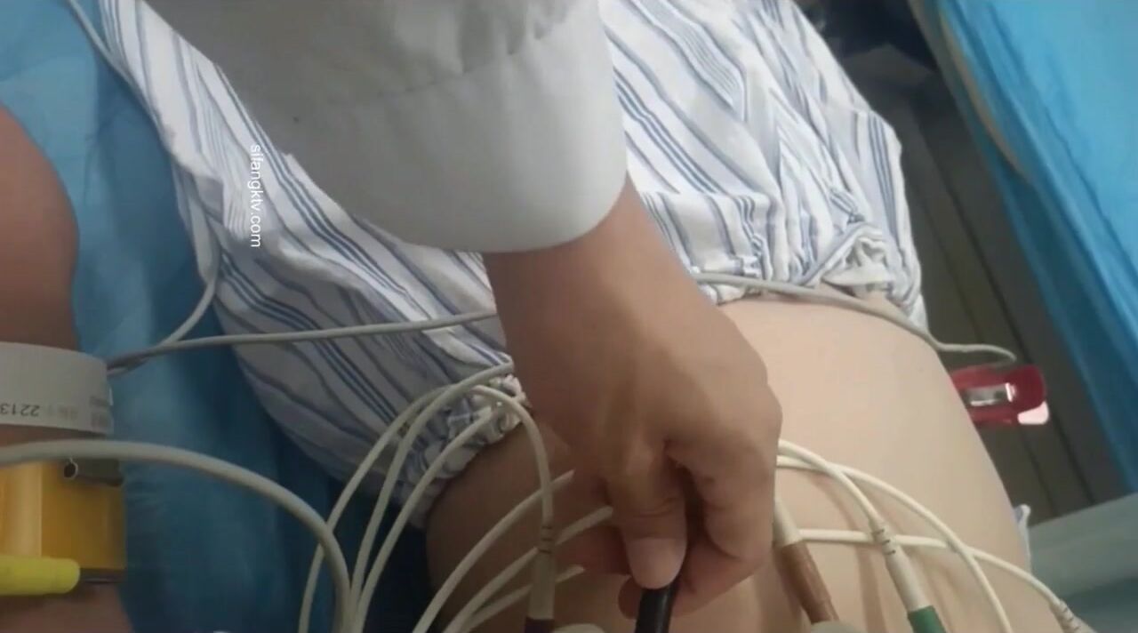 國內某體檢中心心電圖檢查偷拍 各種美乳大學生少婦美乳映入眼簾，處女的奶子圓潤堅挺好好看 (17)
