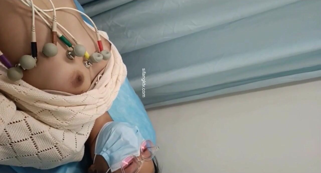 國內某體檢中心心電圖檢查偷拍 各種美乳大學生少婦美乳映入眼簾，處女的奶子圓潤堅挺好好看 (24)