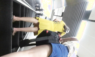 超高質量機場地鐵抄底 高挑美女陰毛旺盛露出兩根 三角內內夾在逼縫隙里 高清1080P版 (4)