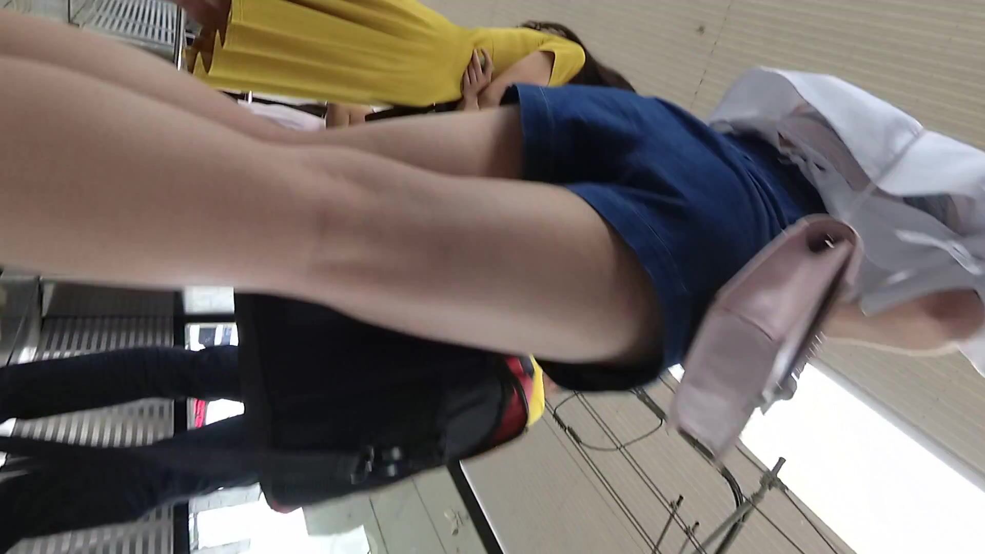 超高質量機場地鐵抄底 高挑美女陰毛旺盛露出兩根 三角內內夾在逼縫隙里 高清1080P版 (4)