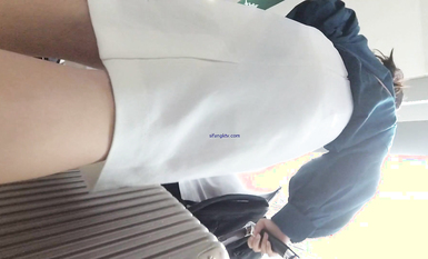 超高質量機場地鐵抄底 高挑美女陰毛旺盛露出兩根 三角內內夾在逼縫隙里 高清1080P版 (13)